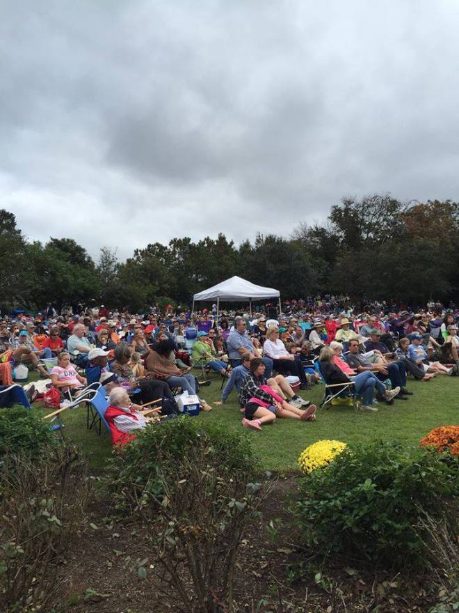 The crowded lawn at the Duck Jazz Festival.